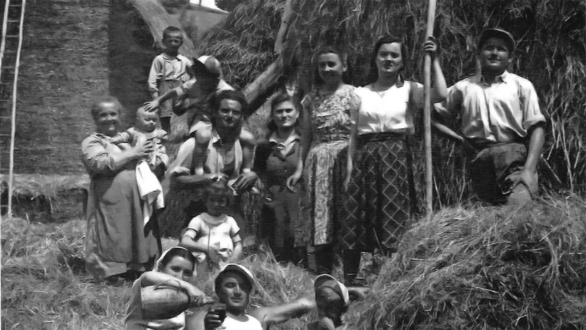 Domus Laetitae Santa Croce: immagine storica della famiglia durante la vita in campagna